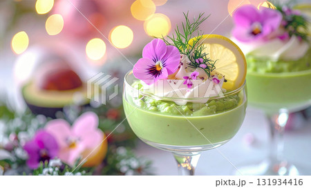 クリスマスのお祝いの前菜　エディブルフラワーを飾ったアボカドムース 131934416