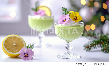 クリスマスのお祝いの前菜 エディブルフラワーを飾ったアボカドムース クリスマスのお祝いの前菜 エディブルフラワーを飾ったアボカドムース 131934417