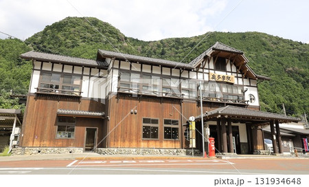 JR青梅線の奥多摩駅駅舎、2階は飲食店などが入居 131934648