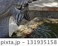 手水舎の龍のヒゲから垂れ落ちる水 131935158