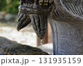 手水舎の龍のヒゲから垂れ落ちる水 131935159