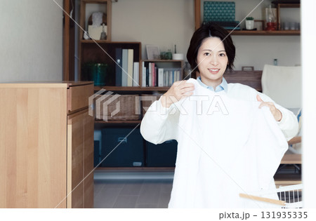 洗濯物ををたたむ女性 洗濯物ををたたむ女性 131935335