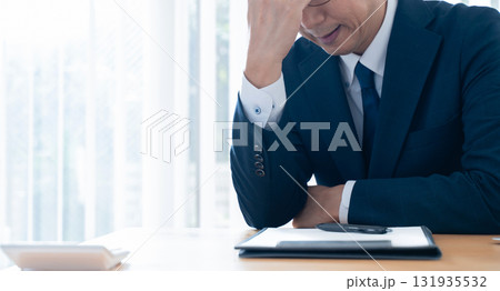 悩む中高年ビジネスマン 131935532