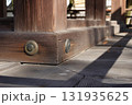 神社の舞台の柱の基部 131935625