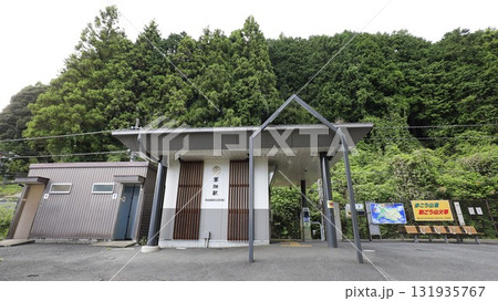 JR青梅線の軍畑駅駅舎、公衆便所が併設されている 131935767