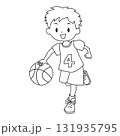 バスケットボールをする男の子　線画 131935795