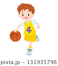 黄色いユニフォームを着たバスケットボールをする男の子 131935796