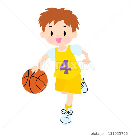 黄色いユニフォームを着たバスケットボールをする男の子 黄色いユニフォームを着たバスケットボールをする男の子 131935796