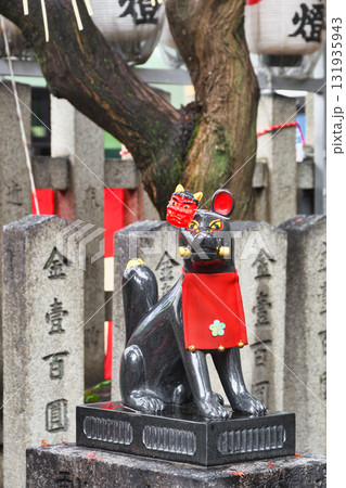 満足稲荷神社の節分祭　鬼の面をつけた狛狐（京都市左京区） 131935943