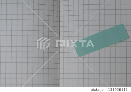 方眼ノートとミントグリーンの付箋 131936111