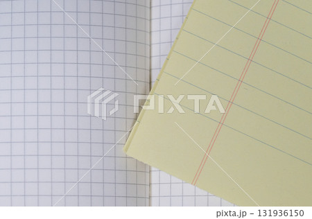 開いた方眼ノートと黄色い罫線メモ帳 131936150
