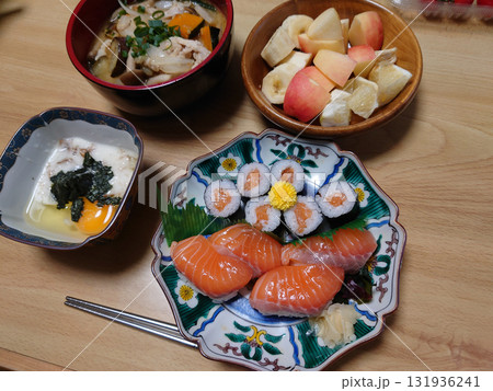 ノルウェー・サーモンの寿司プレート：握りと軍艦の二種(ベーシックな定食セットの例，椀物・小鉢料理付き 131936241