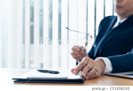 書類に手を伸ばす中高年ビジネスマン 131936293