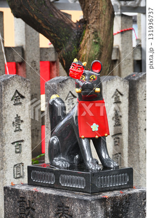 満足稲荷神社の節分祭 鬼の面をつけた狛狐(京都市左京区) 満足稲荷神社の節分祭 鬼の面をつけた狛狐(京都市左京区) 131936737
