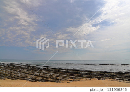 青島の海岸 雲の多い空 青島の海岸 雲の多い空 131936846