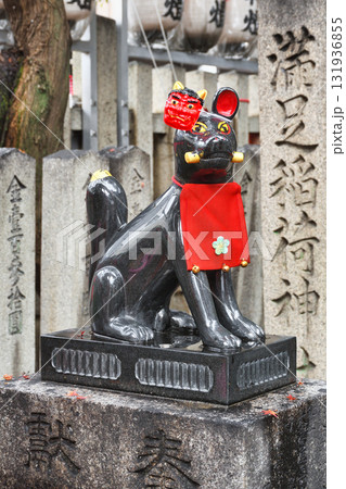 満足稲荷神社の節分祭 鬼の面をつけた狛狐(京都市左京区) 満足稲荷神社の節分祭 鬼の面をつけた狛狐(京都市左京区) 131936855
