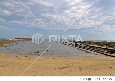 青島の海岸　雲の多い空 131936859