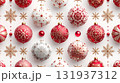 クリスマス　ボールオーナメントと雪の結晶の模様 131937312