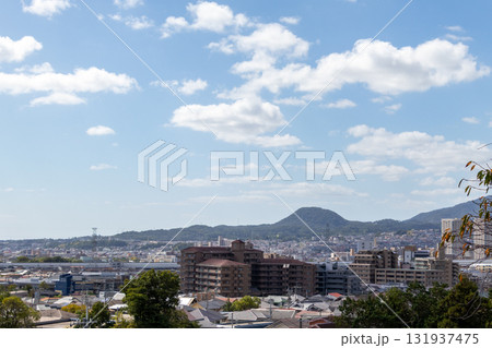 兵庫県・宝塚から眺める甲山と周辺の街並み 兵庫県・宝塚から眺める甲山と周辺の街並み 131937475