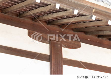 日本の木造建築の軒桁を支える舟肘木 131937477