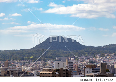 兵庫県・北側から眺める甲山と周辺の街並み 兵庫県・北側から眺める甲山と周辺の街並み 131937482