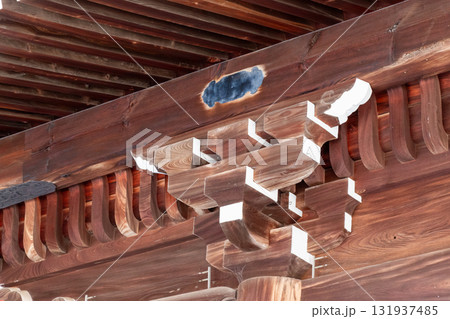 日本の伝統的木造建築の軒を支える組物 131937485