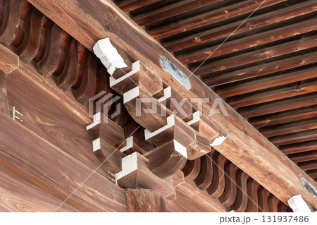 日本の伝統的木造建築の軒を支える組物 131937486