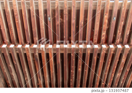 日本の木造建築の屋根を支える垂木 131937487