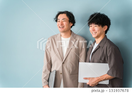 パソコンを持つ笑顔のビジネスマン(プログラマー,エンジニア,システムエンジニア) パソコンを持つ笑顔のビジネスマン(プログラマー,エンジニア,システムエンジニア) 131937678