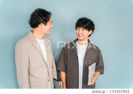 パソコンを持つ笑顔のビジネスマン（プログラマー,エンジニア,システムエンジニア） 131937681