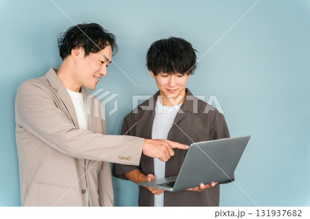 パソコンを持つ笑顔のビジネスマン(プログラマー,エンジニア,システムエンジニア) パソコンを持つ笑顔のビジネスマン(プログラマー,エンジニア,システムエンジニア) 131937682