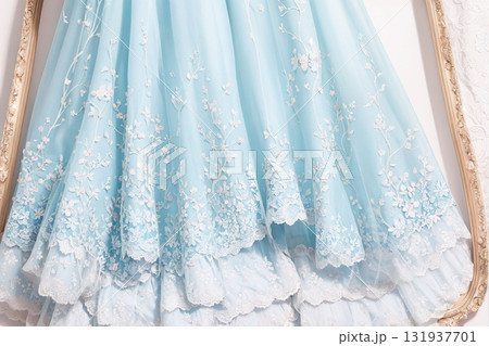 水色ドレスと花刺繍レースの上品なウェディングドレス背景素材 131937701