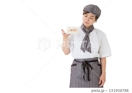 ショートケーキを持つコックコートを着た女性 131938786