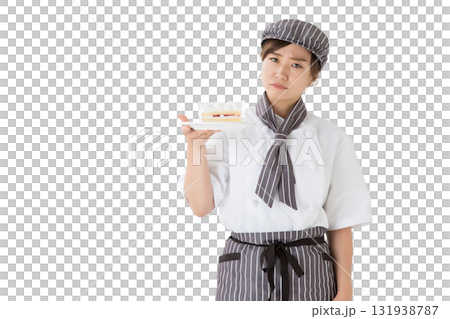 一位身穿廚師服的女士手裡拿著一塊脆餅 一位身穿廚師服的女士手裡拿著一塊脆餅 131938787