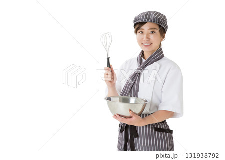 ボールでホイップを混ぜるコックコートを着た女性 131938792