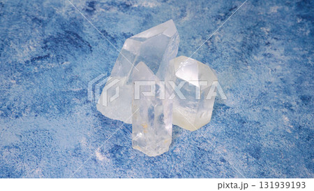 澄み渡る水晶の結晶 ― 青の世界に輝く透明な鉱石 ― 澄み渡る水晶の結晶 ― 青の世界に輝く透明な鉱石 ― 131939193