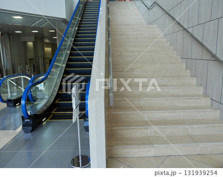 石川県立音楽堂の内部のエスカレーターと階段の風景 131939254