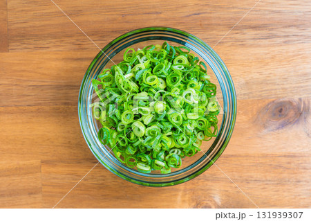 刻みねぎ 木目背景 刻みねぎ 木目背景 131939307