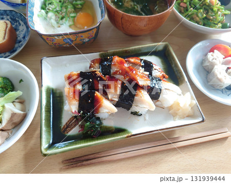 A conger eel Edomae nigiri / 焼きアナゴの江戸前握り寿司の定食セットの例 131939444