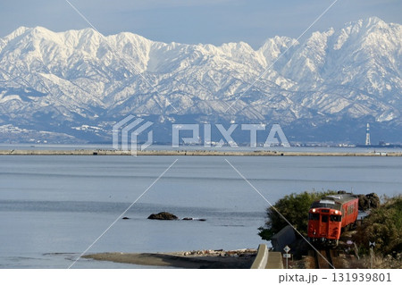 立山連峰をバックに走る氷見線 131939801