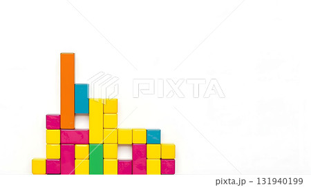 白背景にカラフルなブロック 白背景にカラフルなブロック 131940199