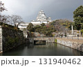 曇天の下にも凛と聳える初冬の姫路城 131940462