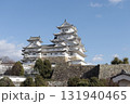 壮大な石垣の上に凛と聳える初冬の姫路城の天守閣と小天守 131940465
