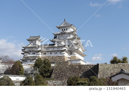 壮大な石垣の上に凛と聳える初冬の姫路城の天守閣と小天守 131940465