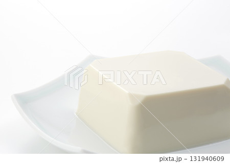 白い背景に置かれた豆腐のクローズアップ 白い背景に置かれた豆腐のクローズアップ 131940609