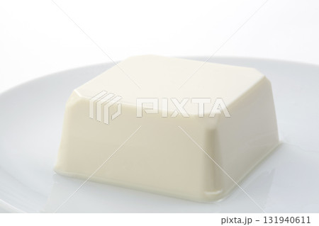 白い背景に置かれた豆腐のクローズアップ 白い背景に置かれた豆腐のクローズアップ 131940611