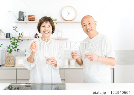 キッチンで歯を磨くシニア夫婦(デンタルケア,口臭ケア) キッチンで歯を磨くシニア夫婦(デンタルケア,口臭ケア) 131940664