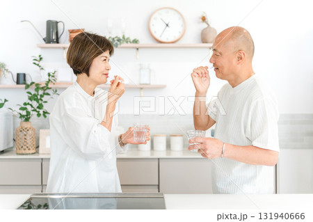 キッチンで歯を磨くシニア夫婦（デンタルケア,口臭ケア） 131940666