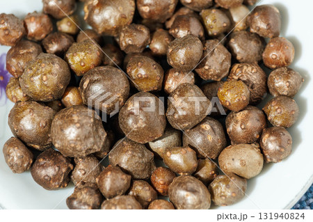 収穫した自然薯の蔓に生えたムカゴ 131940824