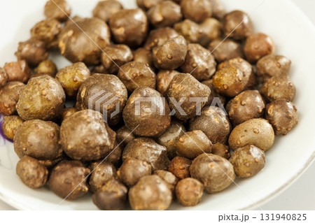 収穫した自然薯の蔓に生えたムカゴ 131940825